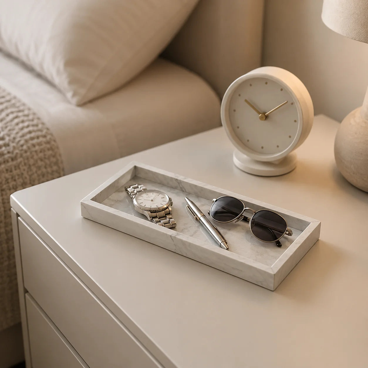 BasePad Ablageschale, Anwendungszene im Schlafzimmer auf einer Kommode, Weiß-Marmor-Optik, Größe M, mit Uhr, Stift und Sonnenbrille