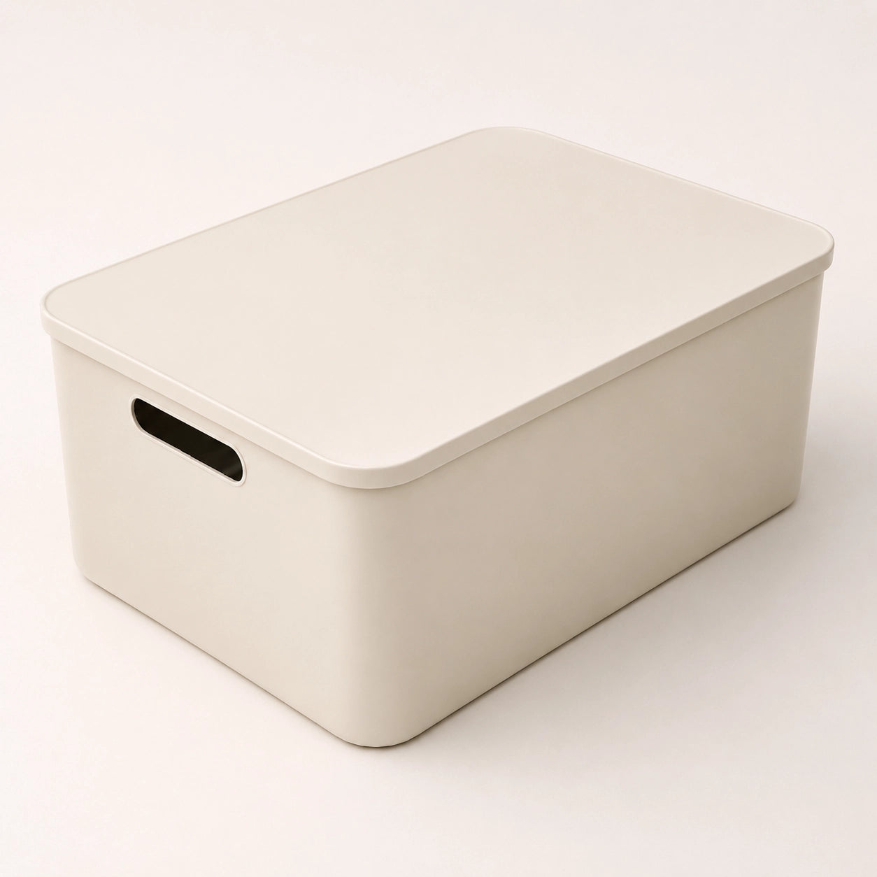 ClipBox, 3/4-Frontansicht, weißer Kunststoff, geschlossene Aufbewahrungsbox mit Deckel und Grifföffnung