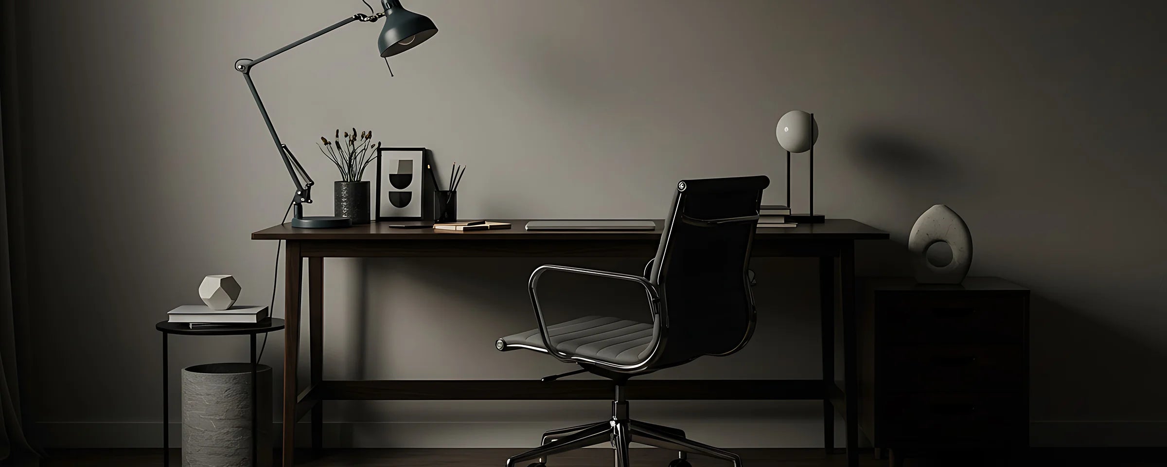 arbeitsplatz, schreibtisch mit stuhl und leuchte, dunkles setup, weiches licht