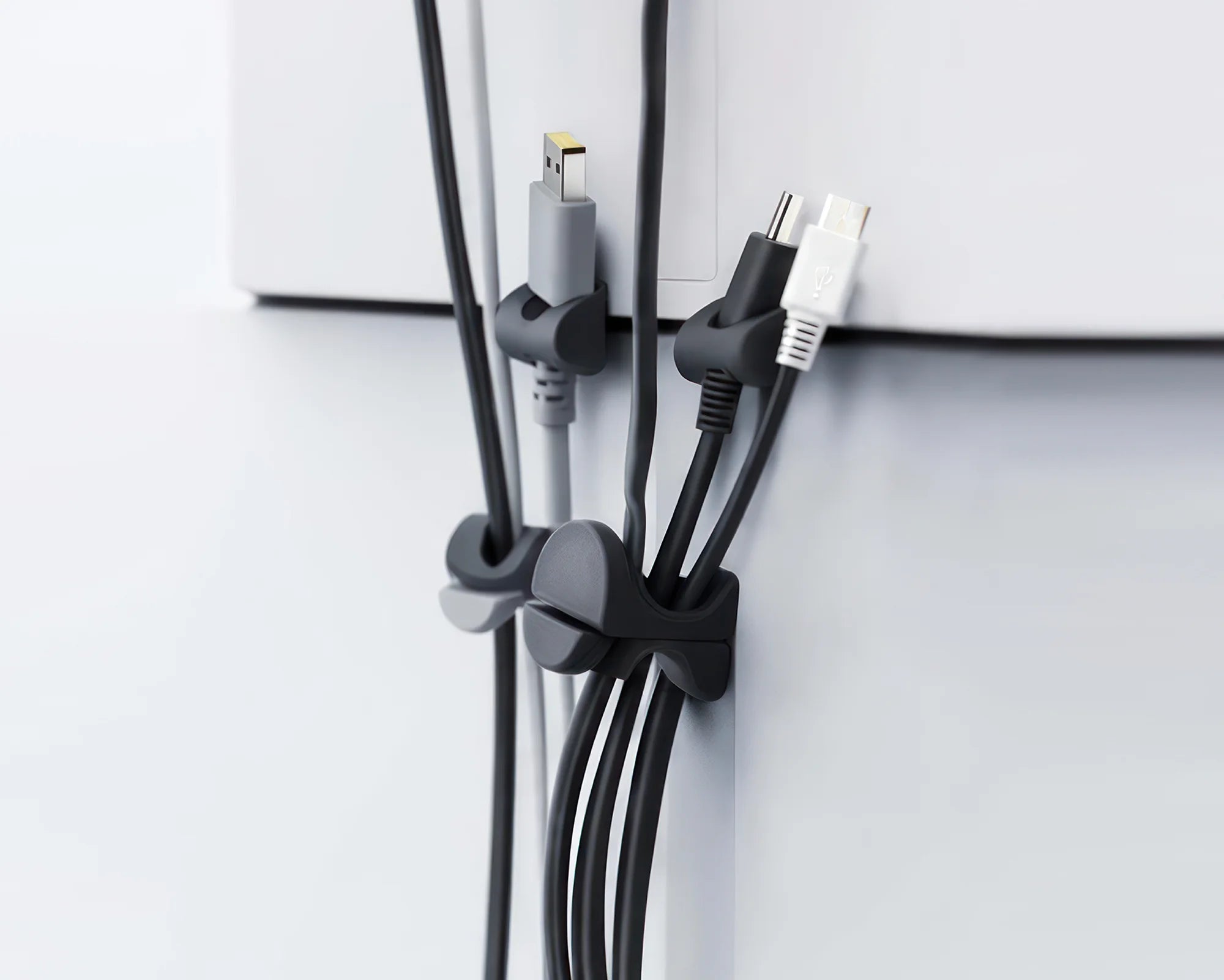 kabelclip, mehrere kabel, detailansicht, weisse flaeche