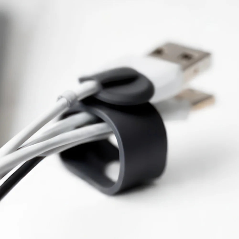 kabelclip, detailansicht, usb-stecker, schwarzes silikon