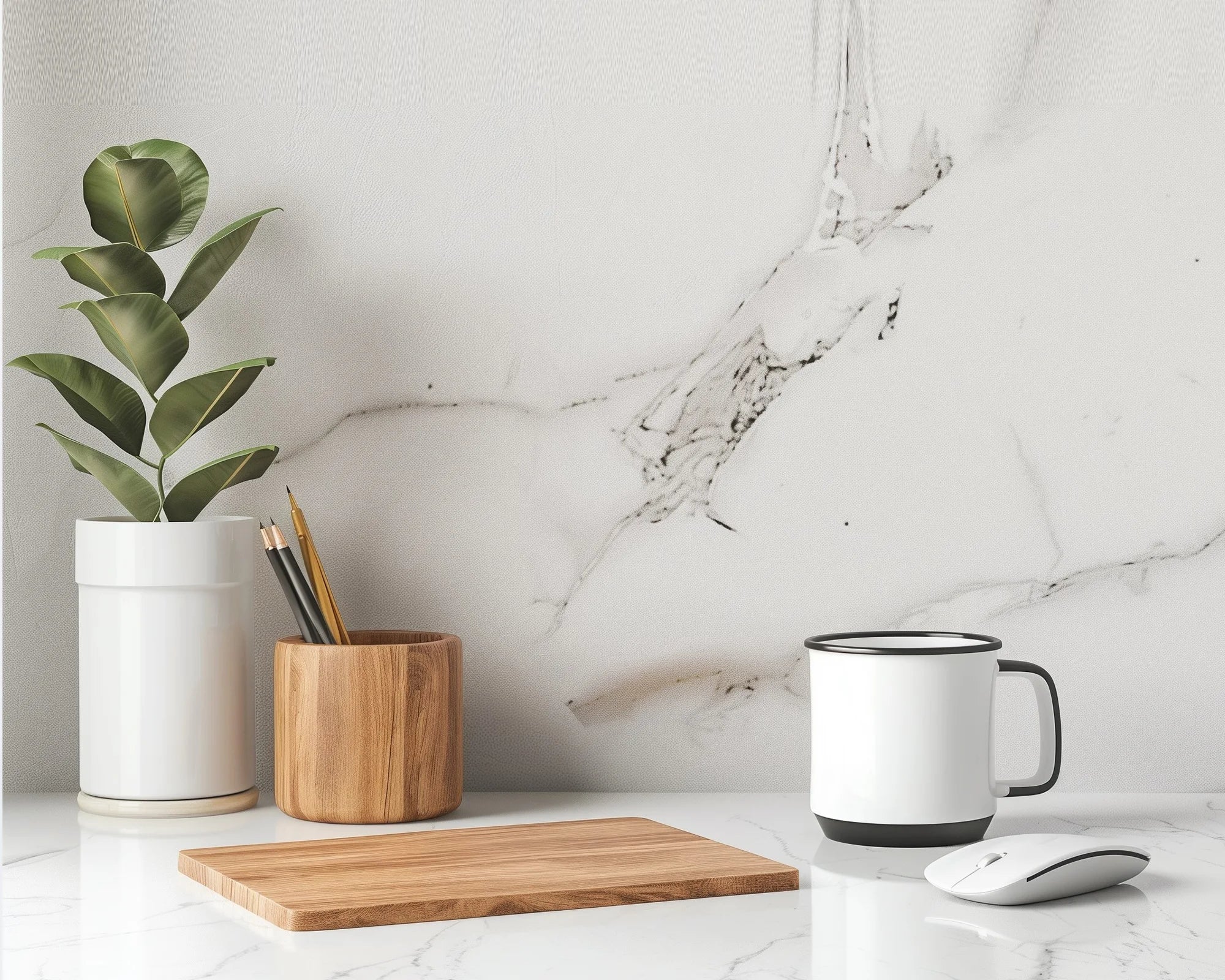 schreibtisch-setup, pflanze, tasse und maus, marmorwand im hintergrund