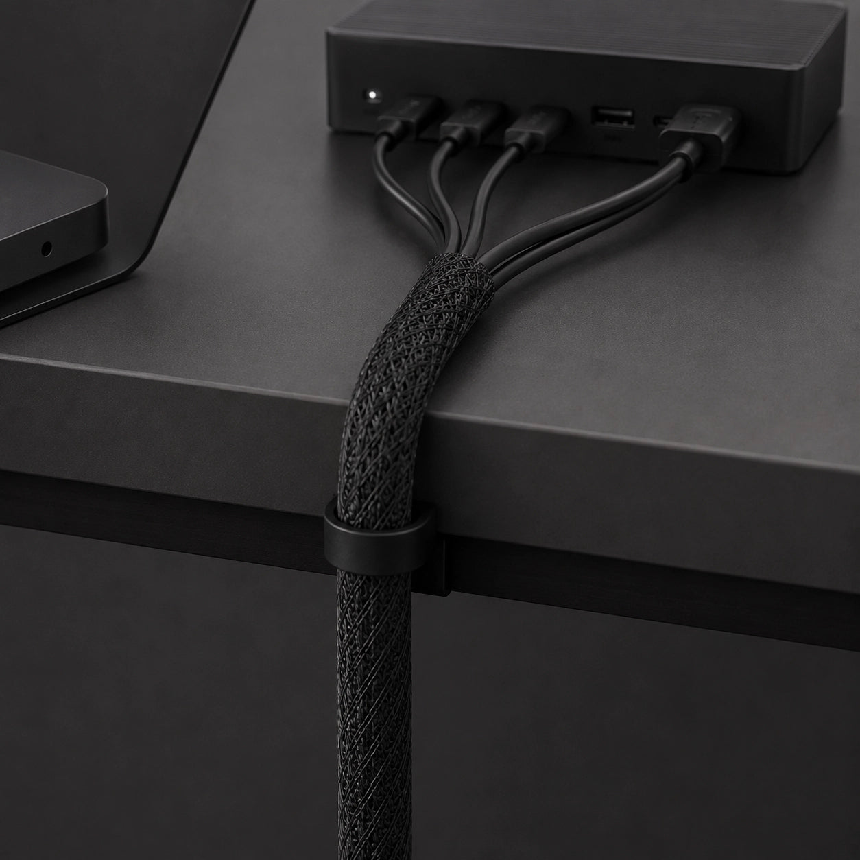 LineSleeve, Anwendungsdetail am Schreibtisch, Schwarz, mit gebündelten Kabeln und Dockingstation