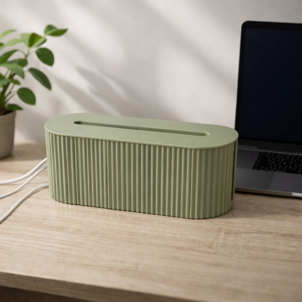PowerVault Kabelbox, Produktszene am Arbeitsplatz, Salbei-Grün, Holzschreibtisch