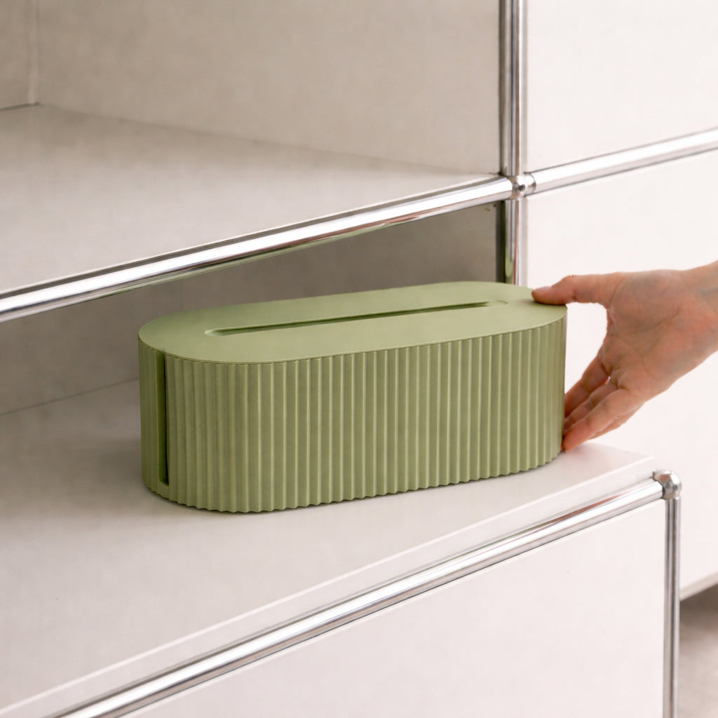 PowerVault Kabelbox, Produktszene im Regal, Salbei-Grün, heller Innenraum